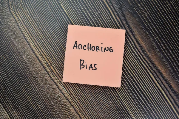 Έννοια Της Anchoring Bias Γράψει Αυτοκόλλητες Σημειώσεις Που Απομονώνονται Ξύλινο — Φωτογραφία Αρχείου