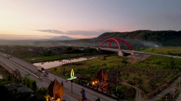 日出日落时 巴塘横渡爪哇收费公路上的一座冰锥红桥 卡利库托大桥的空中景观 2022年11月15日 印度尼西亚爪哇中部 — 图库视频影像