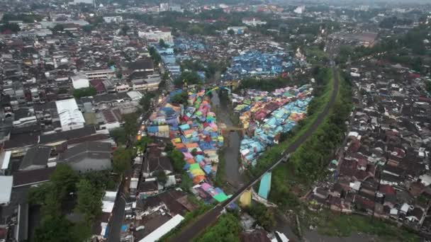 Luftaufnahme Des Alten Slumdorfes Jodipan Mit Bunten Häusern Der Stadt — Stockvideo