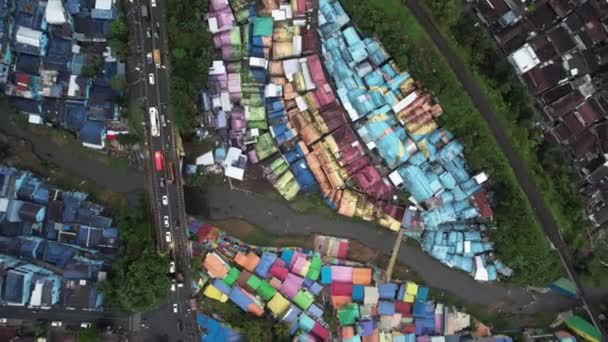マラン市内のカラフルな家と古いスラム村Jodipanの空中ビュー 東ジャワ インドネシア 2022年11月20日 — ストック動画