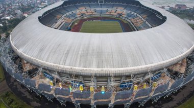 Gelora Bandung Lautan Api 'nin (GBLA) hava manzarası ya da Blue Sky ile Sabah Futbol Stadyumu. Bandung, Endonezya, 22 Kasım 2022