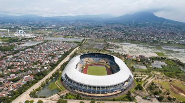 Gelora Bandung Lautan Api 'nin (GBLA) hava manzarası ya da Blue Sky ile Sabah Futbol Stadyumu. Bandung, Endonezya, 22 Kasım 2022