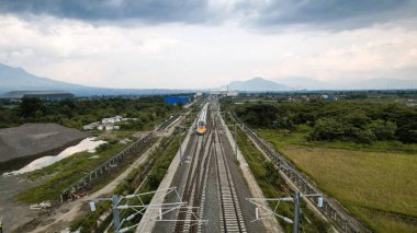 Tren istasyonundaki yüksek hızlı turuncu trenin hava görüntüsü. Hızlı tren Jakarta-Bandung. Bandung, Endonezya, 22 Kasım 2022