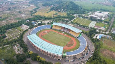 Güzel manzara manzarası Si Jalak Harupat Futbol ya da Sabah Mavi Gök 'le Futbol Stadyumu. Bandung, Endonezya, 22 Kasım 2022