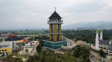 Al Fathu Camii ile Soreang bölgesindeki Sabilulungan Kültür Gedong 'u birbirine bağlayan yaya köprüsünün hava görüntüsü. Bandung, Endonezya, 22 Kasım 2022