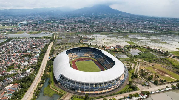 美しい景色の空中ビューゲローラバンドンロータンアピ Gbla 青空と朝のサッカーやサッカースタジアム 2022年11月22日インドネシアのバンドン — ストック写真