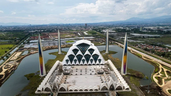 Al-Jabbar Bandung cami binasının güzel manzarası, Bandung şehrinde büyük bir cami. Bandung, Endonezya, 22 Kasım 2022