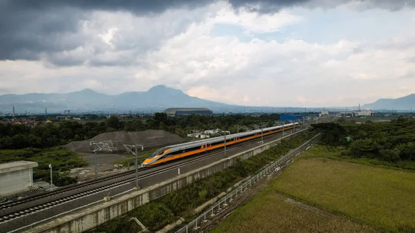 Veduta Aerea Del Treno Arancione Alta Velocità Sulla Stazione Ferroviaria — Foto Stock