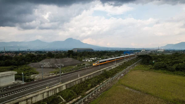 Veduta Aerea Del Treno Arancione Alta Velocità Sulla Stazione Ferroviaria — Foto Stock