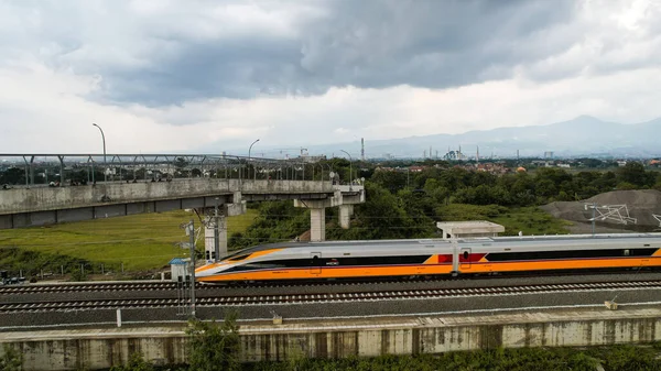Veduta Aerea Del Treno Arancione Alta Velocità Sulla Stazione Ferroviaria — Foto Stock