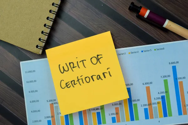 Έννοια Του Writ Certiorari Γράψτε Αυτοκόλλητες Σημειώσεις Που Απομονώνονται Ξύλινο — Φωτογραφία Αρχείου