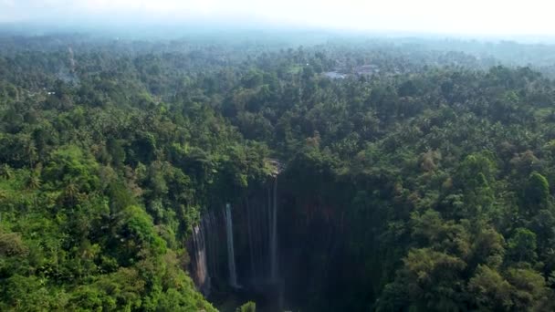 Vista Aérea Cascada Tumpak Sewu Montaña Semeru Amanecer Ubicada Lumajang — Vídeos de Stock