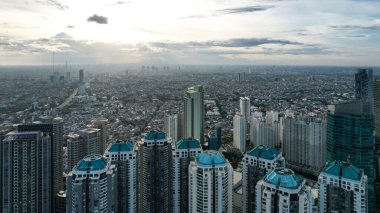 Güneş doğduğunda Cakarta 'daki en büyük alışveriş merkezi ve apartman Taman Anggrek' in hava manzarası. Jakarta, Endonezya, 28 Kasım 2022