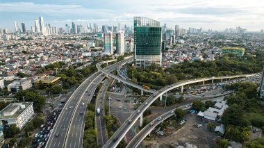 Güneş doğduğunda Cakarta 'daki en büyük alışveriş merkezi ve apartman Taman Anggrek' in hava manzarası. Jakarta, Endonezya, 28 Kasım 2022