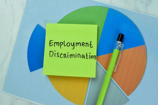 Koncept Diskriminace Zaměstnání Psát Lepkavé Poznámky Izolované Dřevěném Stole — Stock fotografie