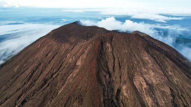 Slamet Dağı veya Gunung Slamet Dağı 'nın havadan görünüşü Purbalingga Regency' de aktif bir stratovolcano. Merkez Java, Endonezya. 13 Aralık 2022