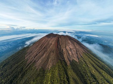 Slamet Dağı veya Gunung Slamet Dağı 'nın havadan görünüşü Purbalingga Regency' de aktif bir stratovolcano. Merkez Java, Endonezya. 13 Aralık 2022