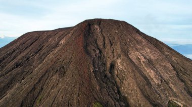 Slamet Dağı veya Gunung Slamet Dağı 'nın havadan görünüşü Purbalingga Regency' de aktif bir stratovolcano. Merkez Java, Endonezya. 13 Aralık 2022