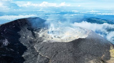 Slamet Dağı veya Gunung Slamet Dağı 'nın havadan görünüşü Purbalingga Regency' de aktif bir stratovolcano. Merkez Java, Endonezya. 13 Aralık 2022