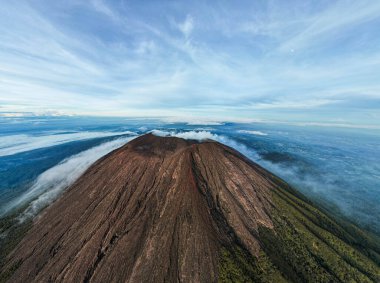 Slamet Dağı veya Gunung Slamet Dağı 'nın havadan görünüşü Purbalingga Regency' de aktif bir stratovolcano. Merkez Java, Endonezya. 13 Aralık 2022