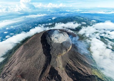 Slamet Dağı veya Gunung Slamet Dağı 'nın havadan görünüşü Purbalingga Regency' de aktif bir stratovolcano. Merkez Java, Endonezya. 13 Aralık 2022