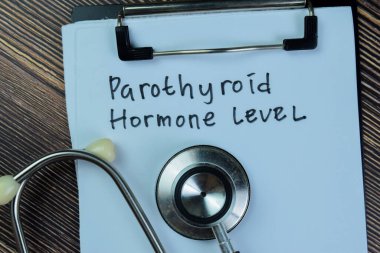 Parotiroid Hormon Seviyesi kavramı, kağıt üzerinde stetoskop ile Tahta Masa 'da izole edilmiş..