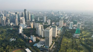 Senayan Stadyumu 'nun güzel manzarasının yukarıdan görünüşü. Jakarta şehir planına sahip. Jakarta, Endonezya, 21 Aralık 2022