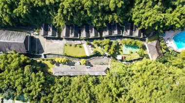 Ev ve yüzme havuzlu havuz manzaralı arazi manzarası. Top View. Lake Side Villa Puncak. Bogor, Endonezya, 22 Aralık 2022