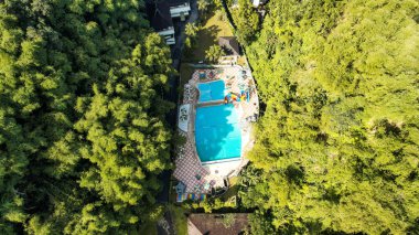 Ev ve yüzme havuzlu havuz manzaralı arazi manzarası. Top View. Lake Side Villa Puncak. Bogor, Endonezya, 22 Aralık 2022