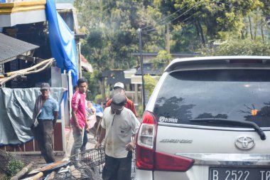 Cianjur City 'deki depremden sonra binaların yıkıntıları bulanık görüntüyle hasar gördü. Bogor, Endonezya, 22 Aralık 2022