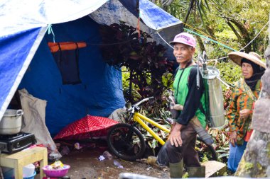 Cianjur City 'deki depremden sonra binaların yıkıntıları bulanık görüntüyle hasar gördü. Bogor, Endonezya, 22 Aralık 2022