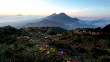 Prau Dieng, Central Java, dağcılar ve çadır gibi güzel dağ manzaraları. Wonosobo, Endonezya, 3 Ocak 2023