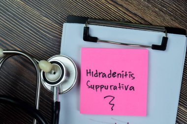 Hidradenitis Suppurativa kavramı Tahta Masa 'ya izole edilmiş yapışkan notlara yazılır.
