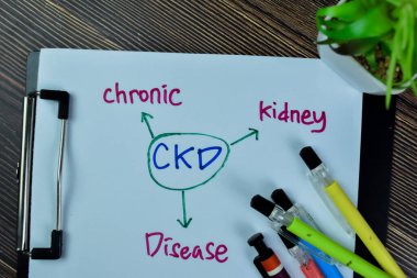 CKD kavramı - Kronik Böbrek Hastalığı Tahta Masa 'da izole edilmiş evraklar.