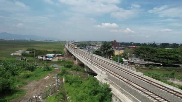 Légi Felvétel Nagysebességű Narancssárga Vonatról Vasútállomásról Nagysebességű Vonat Jakarta Bandung — Stock videók
