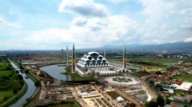 Al-Jabbar Bandung cami binasının güzel manzarası, Bandung şehrinde büyük bir cami. Bandung, Endonezya, 4 Şubat 2023
