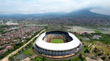 Gelora Bandung Lautan Api 'nin (GBLA) hava manzarası ya da Blue Sky ile Sabah Futbol Stadyumu. Bandung, Endonezya, 4 Şubat 2023