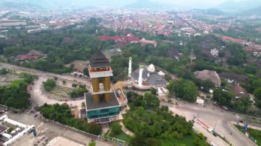 Al Fathu Camii ile Soreang bölgesindeki Sabilulungan Kültür Gedong 'u birbirine bağlayan yaya köprüsünün hava görüntüsü. Bandung, Endonezya, 4 Şubat 2023