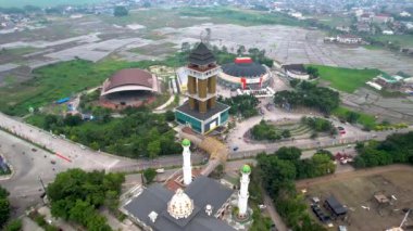 Al Fathu Camii ile Soreang bölgesindeki Sabilulungan Kültür Gedong 'u birbirine bağlayan yaya köprüsünün hava görüntüsü. Bandung, Endonezya, 4 Şubat 2023
