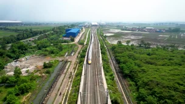Повітряний Вид Високошвидкісного Помаранчевого Поїзда Залізничній Станції Високошвидкісний Потяг Джакарта — стокове відео