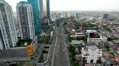 Hafta içi öğleden sonra Central Park AVM yolu boyunca Jakarta karayolu trafiğinin hava görüntüsü. Jakarta, Endonezya, 5 Şubat 2023 