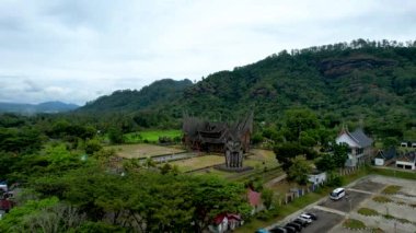 Tanah Datar 'da geleneksel Minangkabau tasarımına sahip bir miras binası olan Istano Baso Pagar Ruyung' un hava manzarası. Rumah Gadang Istana Basa Pagaruyung. Batı Sumatra, Endonezya, 15 Şubat 2023