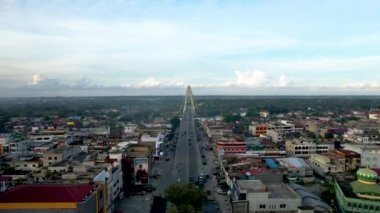 Pekanbaru üst manzaralı Siak Nehri (Sungai Siak) üzerindeki Siak Köprüsü IV 'ün (Abdul Jalil Alamuddin Suriye Köprüsü) havadan görüntüsü. Pekanbaru, Endonezya, 22 Şubat 2023