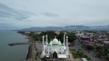 El Hakim Camii 'nin havadan görünüşü Padang' daki en büyük mescit, Ramazan Bayramı Kavramı arka plan, Güzel Peyzaj Camii, İslami arka plan Camisi, Seyahat ve Turizm. Padang, Endonezya, 1 Mart 2023