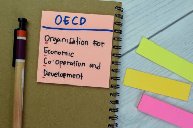 OECD kavramı - Ekonomik İşbirliği ve Kalkınma Örgütü, Tahta Tablo 'ya izole edilmiş yapışkan notlar üzerine yazdı.