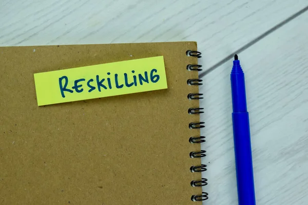 Concept Reskilling Write Sticky Notes Isolated Wooden Table — Photo
