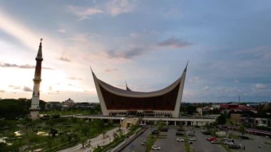 Batı Sumatera 'daki en büyük cami olan Büyük Sumatera Camii' nin havadan görünüşü. Sumateran halkının geleneksel evinden esinlenilmiş eşsiz bir tasarım ile. Padang, Endonezya, 8 Mart 2023