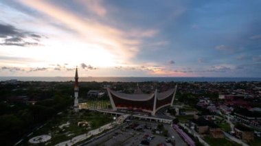 Batı Sumatera 'daki en büyük cami olan Büyük Sumatera Camii' nin havadan görünüşü. Sumateran halkının geleneksel evinden esinlenilmiş eşsiz bir tasarım ile. Padang, Endonezya, 8 Mart 2023