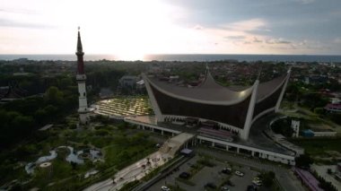 Batı Sumatera 'daki en büyük cami olan Büyük Sumatera Camii' nin havadan görünüşü. Sumateran halkının geleneksel evinden esinlenilmiş eşsiz bir tasarım ile. Padang, Endonezya, 8 Mart 2023