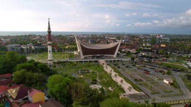 Batı Sumatera 'daki en büyük cami olan Büyük Sumatera Camii' nin havadan görünüşü. Sumateran halkının geleneksel evinden esinlenilmiş eşsiz bir tasarım ile. Padang, Endonezya, 8 Mart 2023